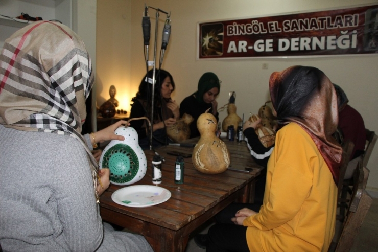 Öğretmen Ve Sağlıkçıların Elinden "Su Kabağı" Sanata Dönüşüyor