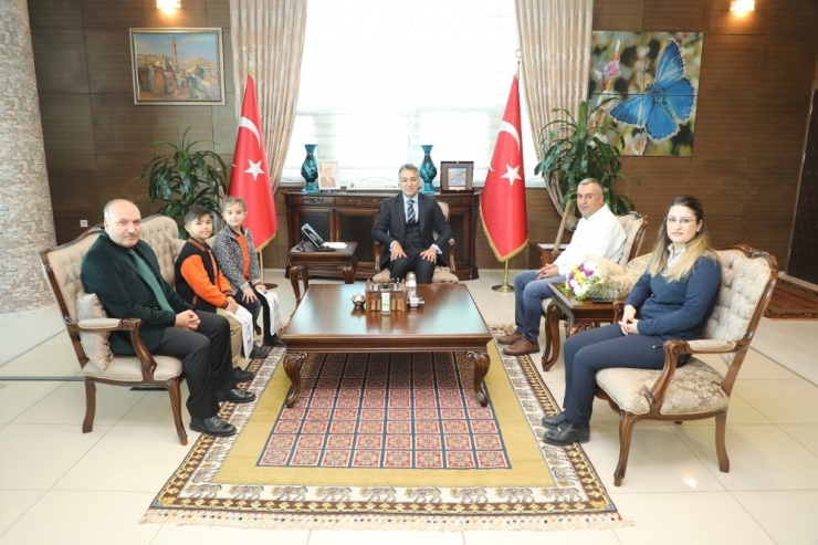 10 Ocak İdareciler Günü Dolayısıyla Milli Eğitim Müdürü, Vali Oktay Çağatay’ı Ziyaret Etti