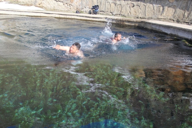 Bitlisliler Eksi 10 Derecede Suya Girdiler