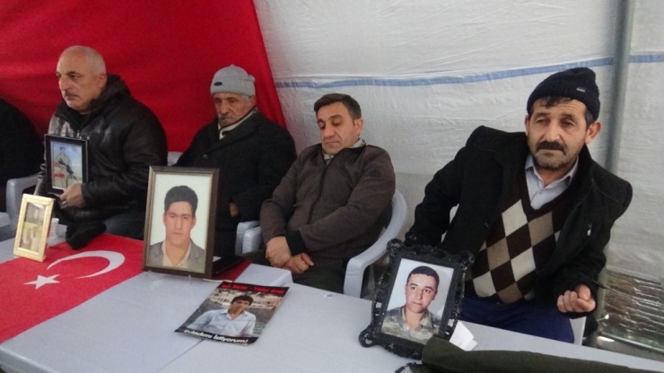 Hdp Önündeki Ailelerin Evlat Nöbeti 131’inci Gününde