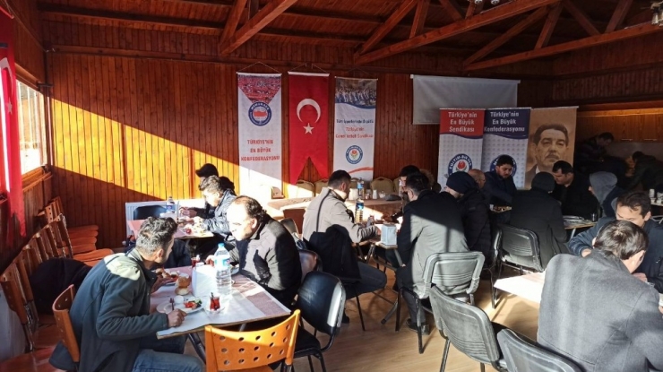 Özdemir: “Basın Mensupları, Zor Şartlarda Çalışarak Mesleklerini İcra Ediyor”