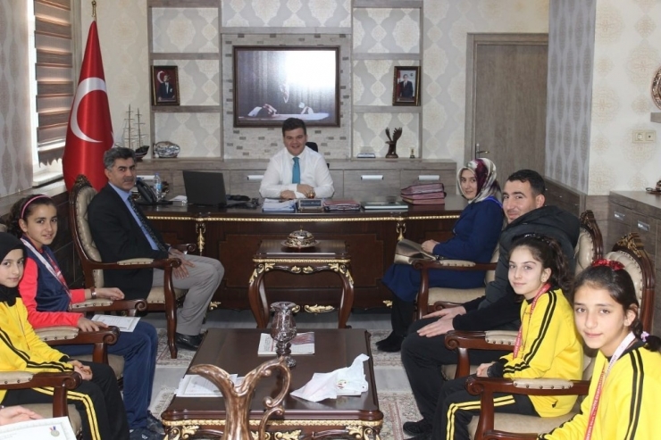 Kaymakam Karaloğlu, Dereceye Giren Öğrencileri Ağırladı