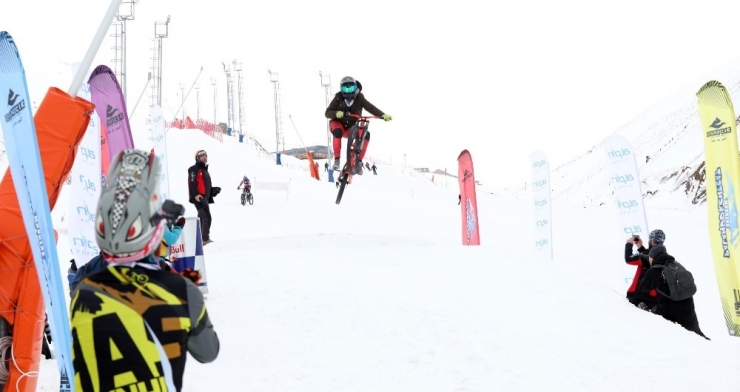 Palandöken Festivali Dolu Dolu Geçiyor