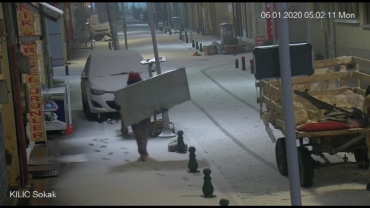 Sucuk Çalan Kadının Rahatlığı Güvenlik Kamerasında