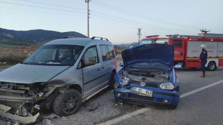 Hafif Ticari Araç İle Otomobil Çarpıştı: 1 Yaralı