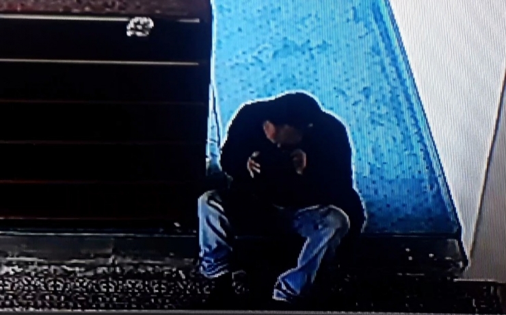 Önce Kokladı Sonra Çaldı