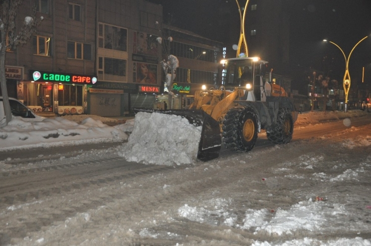 Yüksekova’da Belediyesinin Gece Mesaisi