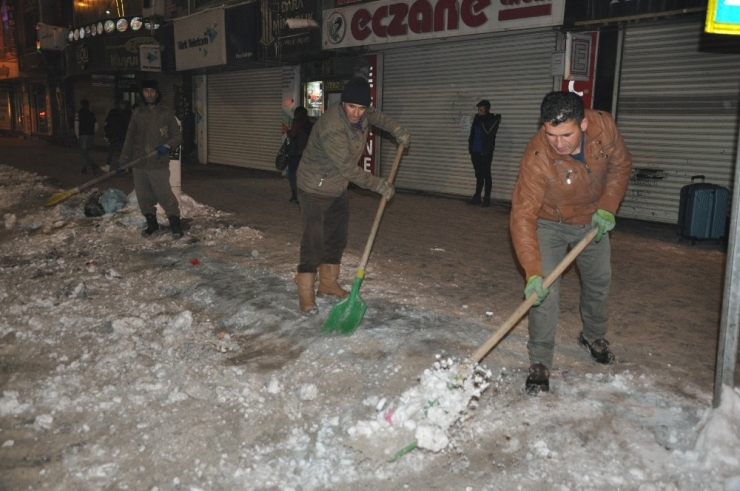 Yüksekova’da Belediyesinin Gece Mesaisi