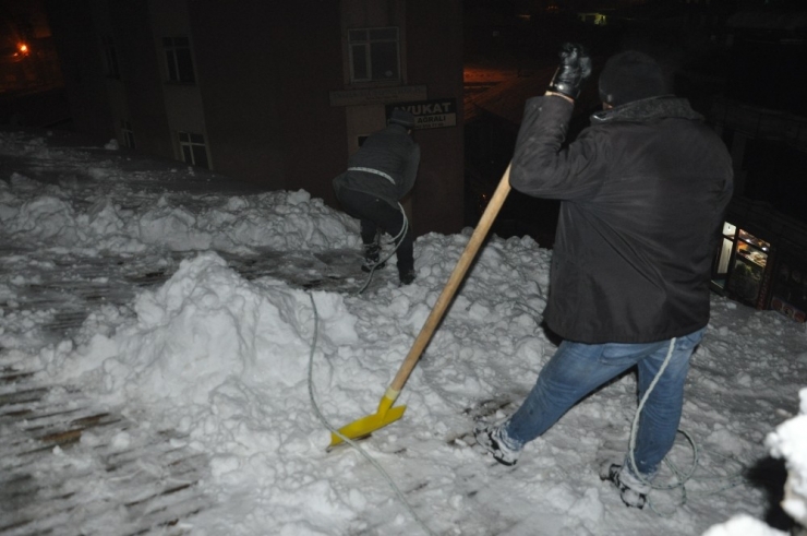 Eksi 20 Derecede 50 Tl İçin Çatı Temizliyorlar