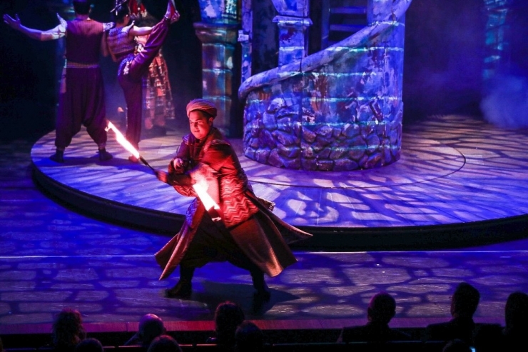 ‘Uçmak, Hezarfen Ahmed Çelebi’ Oyununa Yoğun İlgi