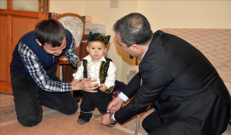 Rektör’den Kazakistanlı Öğrenciye Atalık Jesti