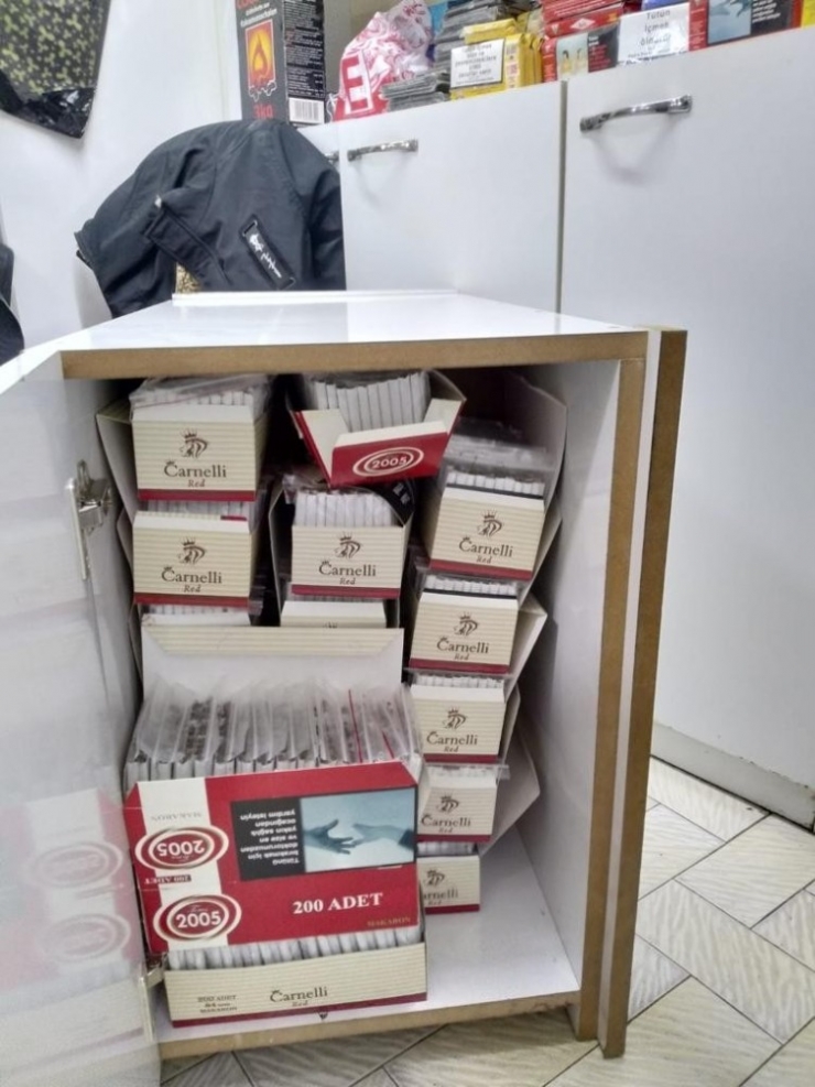 İzmir’de Binlerce Paket Kaçak Sigara Ele Geçirildi