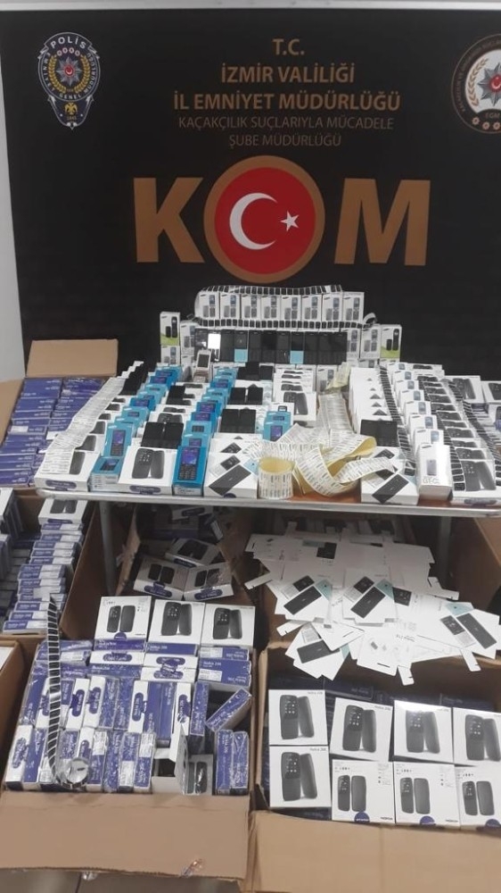 İzmir’de Binlerce Liralık Gümrük Kaçağı Ürüne El Konuldu