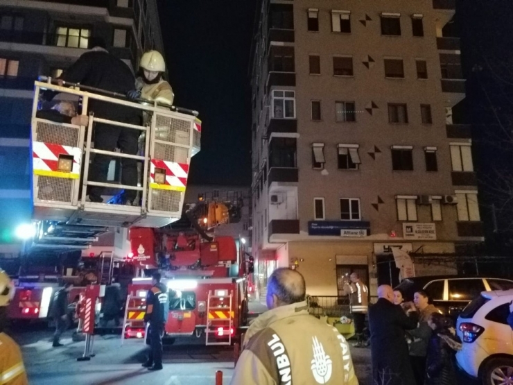 Olası Faciayı Apartman Görevlisi Engelledi