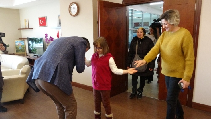 Minik Öğrenciler Harçlıklarını Biriktirip Görme Engellilere Beyaz Baston Aldılar