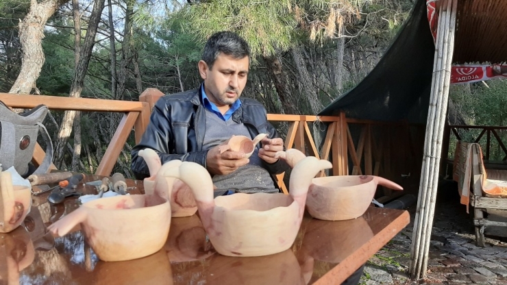 Kırık Cam Parçası İle Ahşabı Sanata Dönüştürüyor