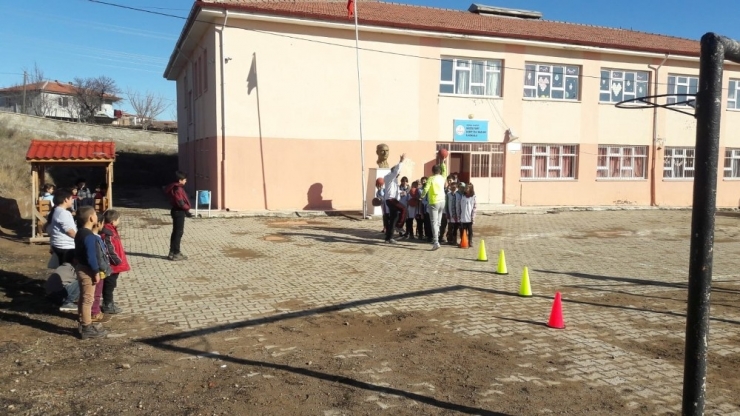 Bu Köyde Basketbol, Kale Direğinde Oynanıyor