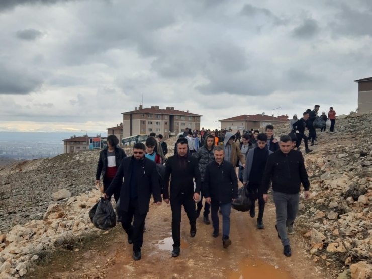 Gençler Doğadaki Hayvanlar İçin Yiyecek Bıraktı