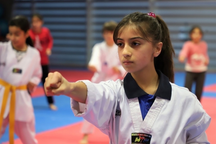 Bilgievi’nde Tekvando Öğreniyorlar