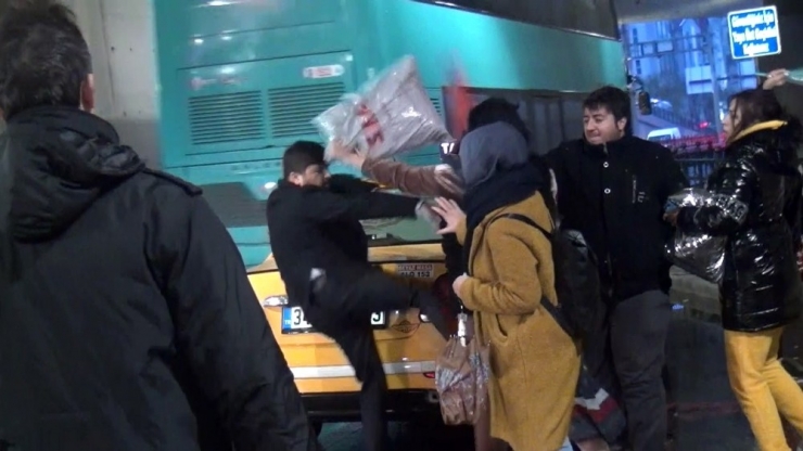 Taksim’de Taksici İle Kadın Turistin Şemsiye Ve Tekmeli Kavgası Kamerada