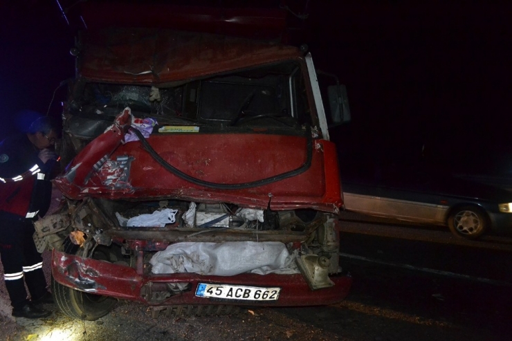 Kamyonet Tıra Çarptı: 1 Ölü, 2 Yaralı