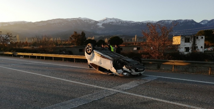 Manisa’da Otomobil Karşı Şeride Geçip Takla Attı: 1 Yaralı