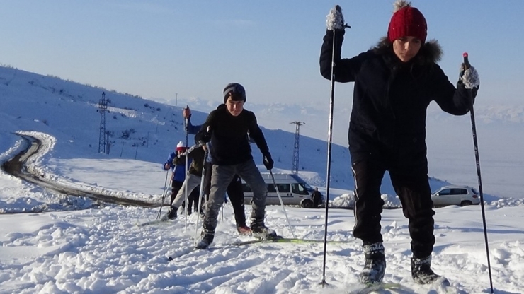 Sporcular, Kayaklı Koşu Şampiyonasına Yüksek Kesimlerde Hazırlanıyor