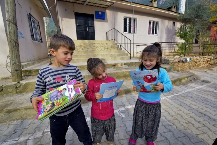 Osmaniye Fotoğraf Sanatçıları Derneğinden Köy Okullarına Kitap Desteği