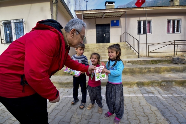 Osmaniye Fotoğraf Sanatçıları Derneğinden Köy Okullarına Kitap Desteği