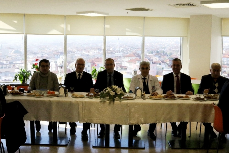 Tekden Hastanesi’nden ‘Çalışan Gazeteciler Günü’ Kutlaması