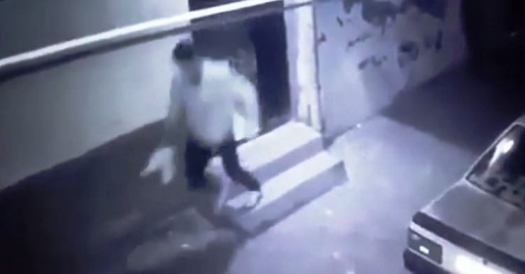 Şanlıurfa’da Ayakkabı Hırsızlığı Güvenlik Kamerasına Yansıdı