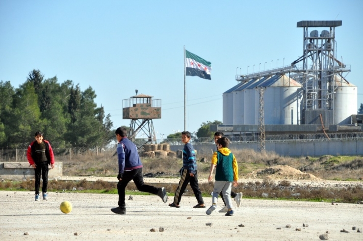 Sınırın Sıfır Noktasında Yazdan Kalma Bir Gün Yaşanıyor