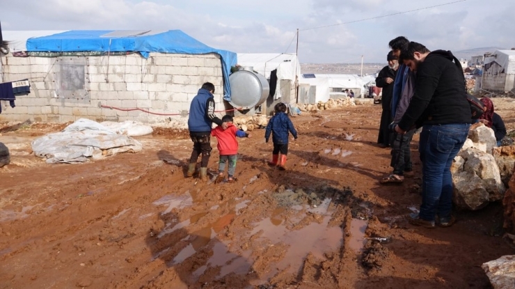 Suriye’de Mülteci Kampları Sel Sonrası Çamur Altında Kaldı