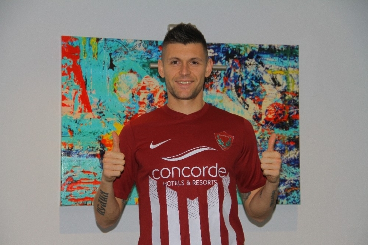 Popov Bordo-beyazlı Formayı Giydi