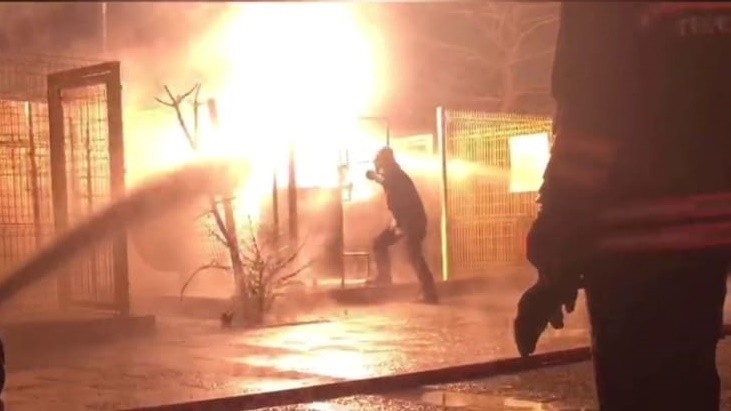 Kahraman İtfaiyeci Lpg Tankınındaki Yangını Canını Hiçe Sayarak İşte Böyle Söndürdü