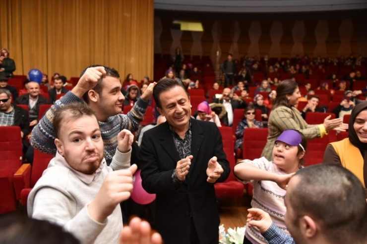 Başkan Yazıcı, Görme Engelliler İçin Farkındalık Oluşturmak Amacıyla Gözlerine Bandaj Taktı