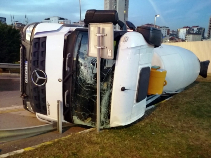 Ümraniye’de Beton Mikseri Yola Devrildi