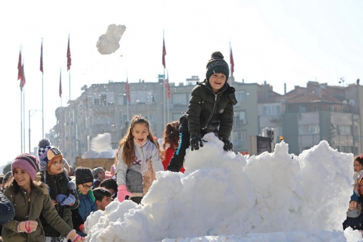 Akhisar Belediyesinden Çocuklara Kar Sürprizi