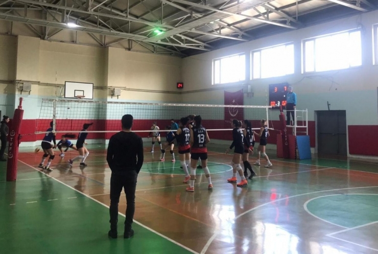 Van Büyükşehir Belediyesi Kadın Voleybol Takımı Haftayı Galibiyetle Kapadı