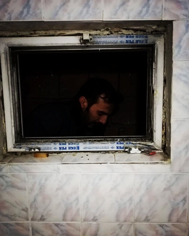 Havalandırma Boşluğunda Mahsur Kalan Güvercin İtfaiye Tarafından Kurtarıldı