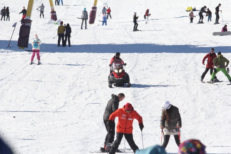 Güneşli Havada Uludağ’ın Keyfini Çıkarıyorlar
