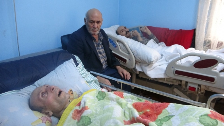 65 Yaşında Yatalak İki Çocuğuna Bakan Baba Yardım Eli Uzatılmasını Bekliyor
