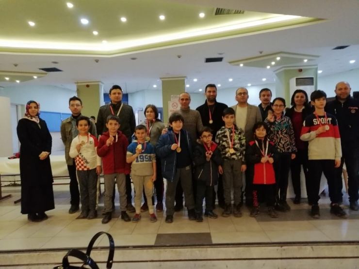 Satranç Turnuvasında 185 Sporcu Kıyasıya Mücadele Etti