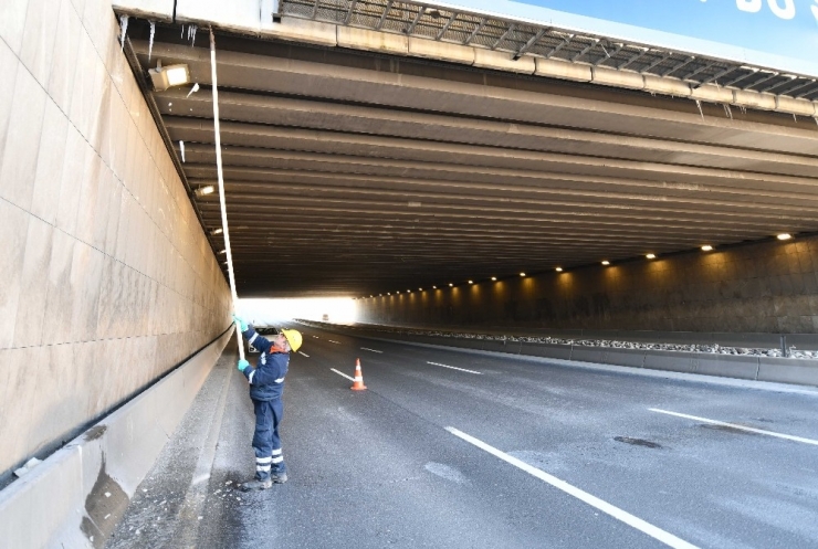 Başkent’te Buz Sarkıtlarıyla Mücadele