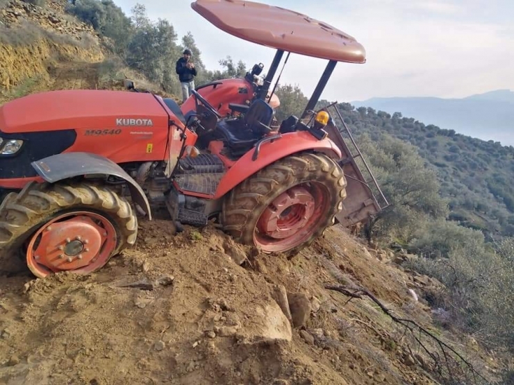 Devrilen Traktörden Düşen Kadın Hayatını Kaybetti