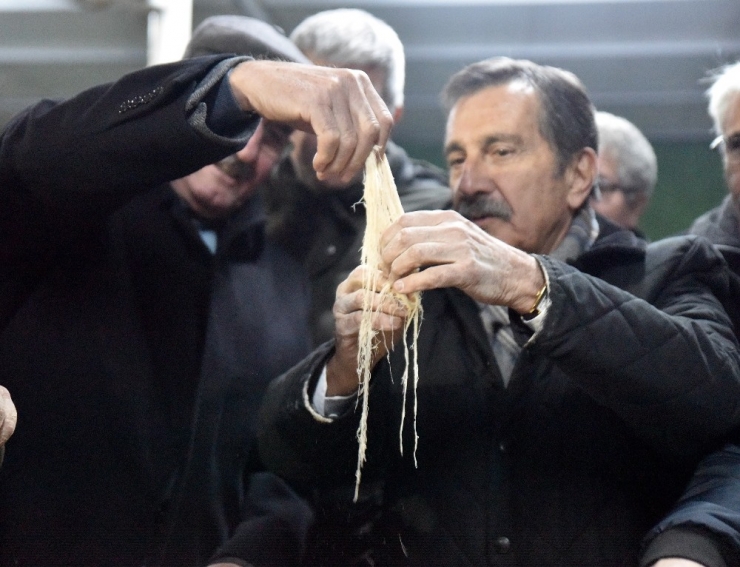 Başkan Ataç Çekme Helva Yaptı