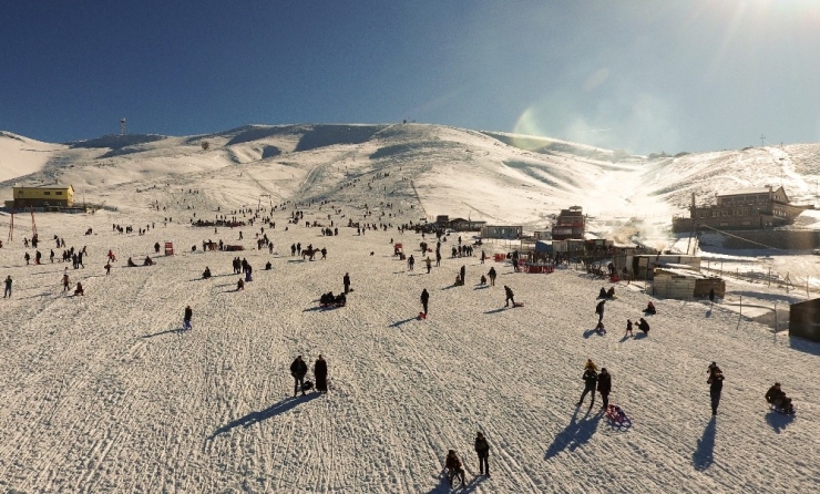 Elmadağ’daki Kayak Merkezi Doldu Taştı