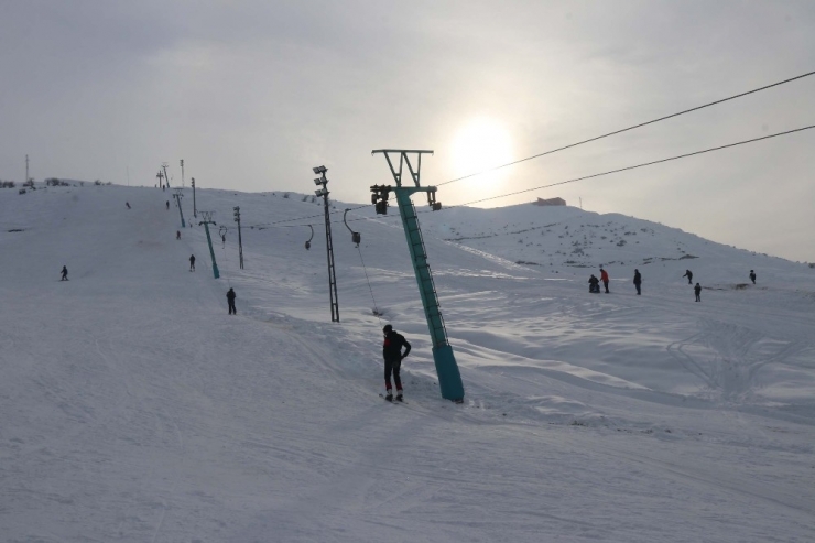 Bitlisliler Hafta Sonlarını Kayarak Geçiriyor