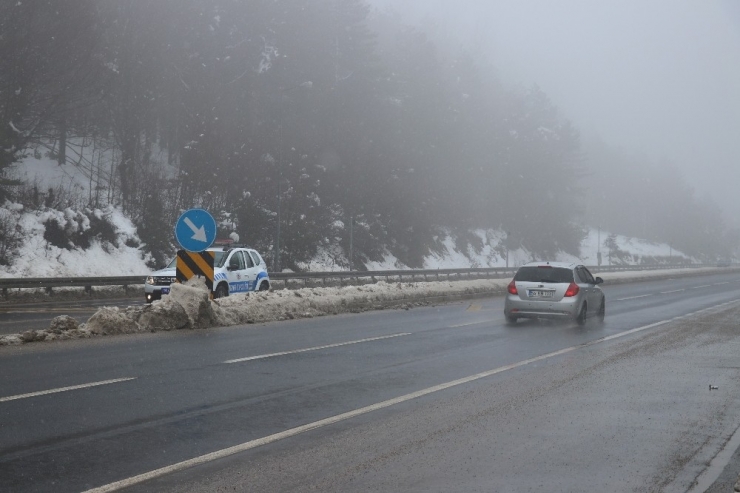 Bolu Dağı’nda Hafif Kar Yağışı Ve Sis Etkili Oluyor