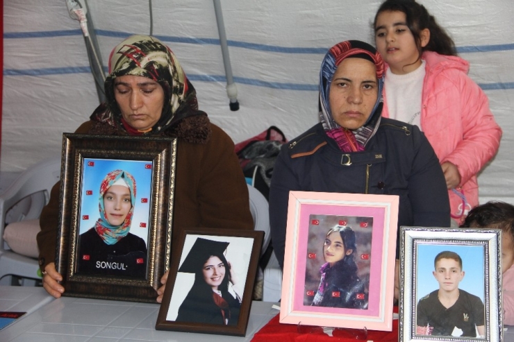 Hdp Önündeki Ailelerin Evlat Nöbeti 132’nci Gününde